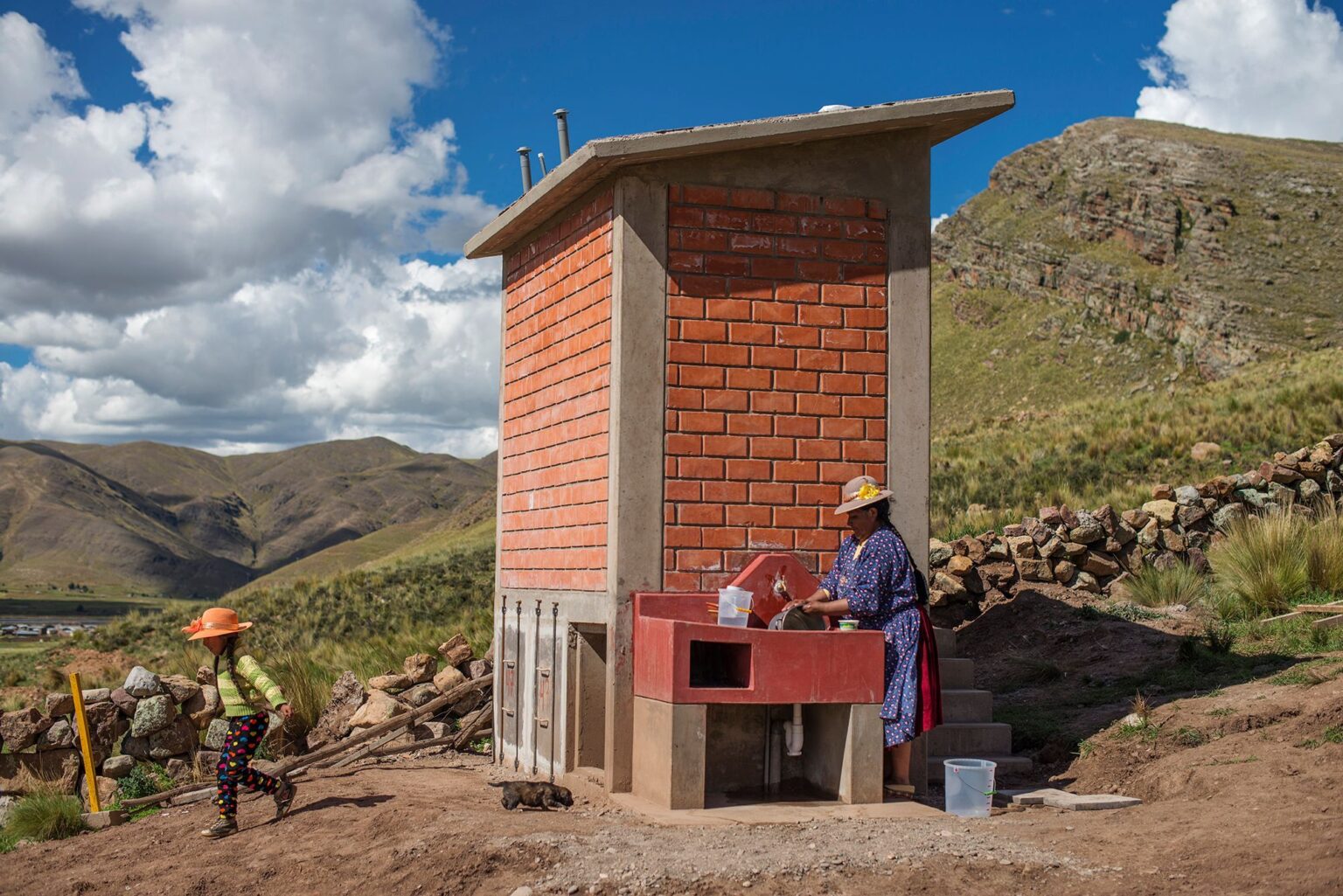 Madre e hija en una construcción de agua potable